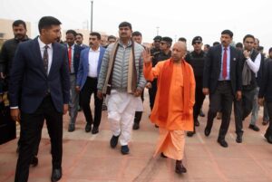 कोहरे और ठंड को लेकर सीएम योगी का सख्त निर्देश, बोले-फील्ड में अलर्ट रहें अफसर