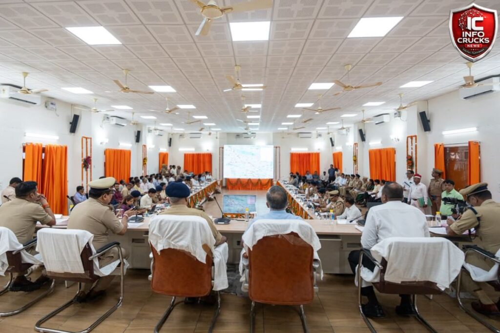 बैठक में मौजूद अफसर।
