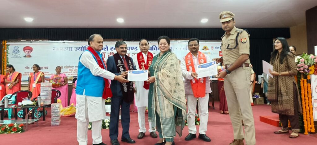 आंगनवाड़ी वर्करों को किट वितरित की गई